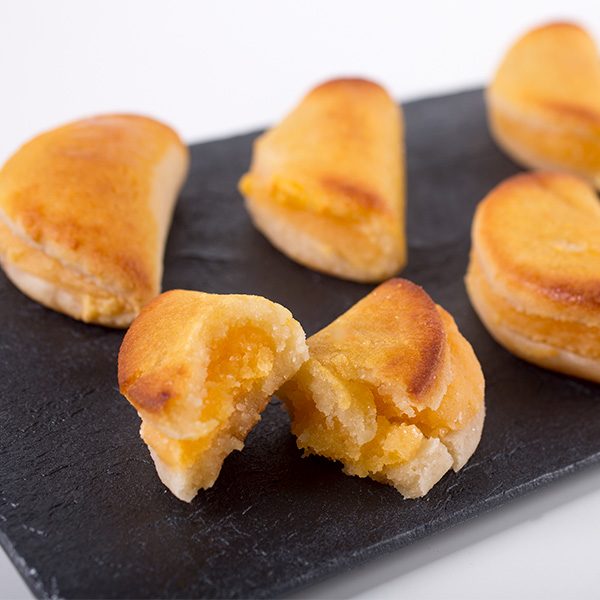 Empanadillas de Mazapán Rellenas de Yema Marca Palmira Expuestas en Plato de Pizarra