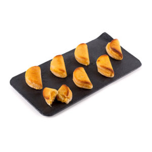 Empanadillas de Mazapán Rellenas de Yema Marca Palmira Expuestas en Plato de Pizarra