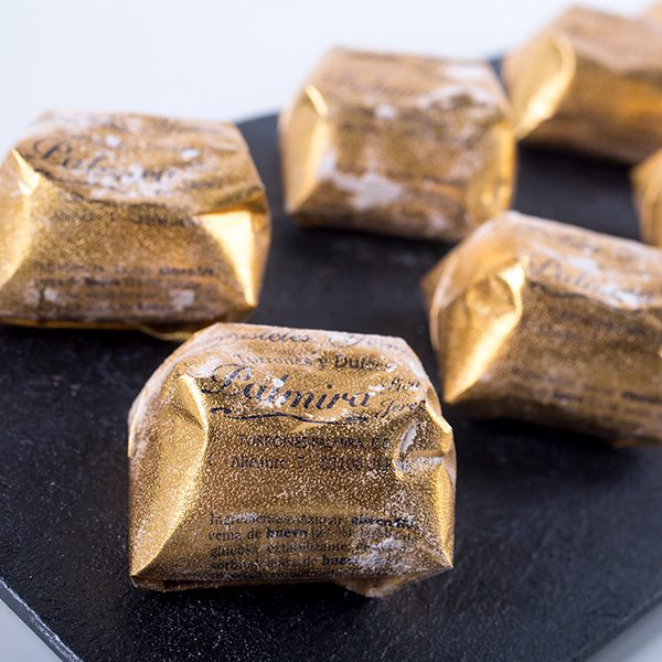 Pasteles de Yema Marca Palmira Expuestos en Plato de Pizarra