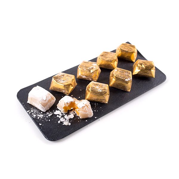 Pasteles de Yema Marca Palmira Expuestos en Plato de Pizarra