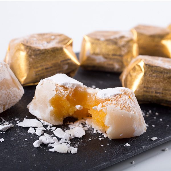 Pasteles de Yema Marca Palmira Expuestos en Plato de Pizarra